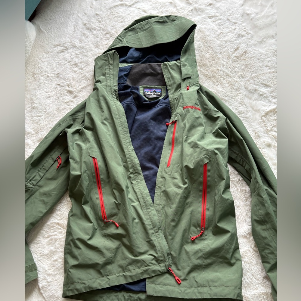 Patagonia Olive Green Jacket with Navy Lining